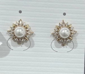 Nahaufnahme von 18K vergoldeten Sonnenblumen-Perlenohrringen mit Zirkonia-Akzenten