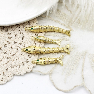 Bewegliche Koi-Fisch Anhänger vergoldet mit grünen Edelsteinaugen für DIY Schmuckherstellung
