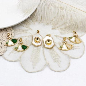 Elegantes colgantes de nácar chapados en oro en forma de abanico con detalles de diamantes