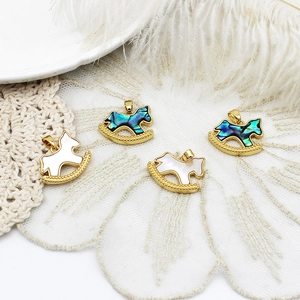 Pendentifs cheval à bascule dorés 18K avec nacre naturelle et coquille d'abalone