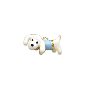 Pendentif chien en émail blanc et bleu clair avec boucle de suspension dorée brillante