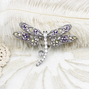 Détail de la broche libellule avec ailes en filigrane argenté et pierres de zircon colorées