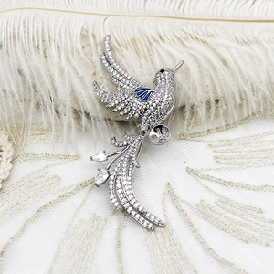 Support de broche oiseau exquis avec ailes en émail bleu et sertissage de micro-zircone