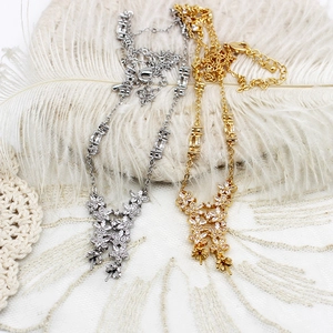 Détail de pendentifs de collier en cuivre en fleur avec zircone et griffes de sertissage