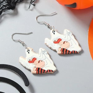 Boucles d'oreilles fantôme sexy d'Halloween avec crochets argentés sur fond festif
