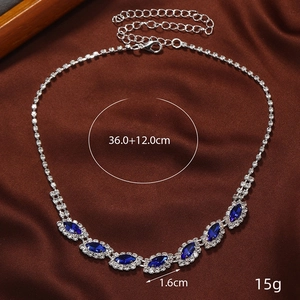 Elegante zilveren ketting met blauwe marquise edelstenen en diamanten op zijde