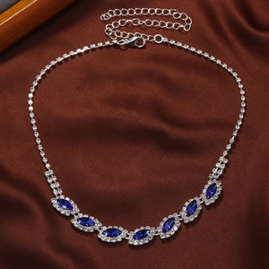 Elegante zilveren ketting met zeven marquise blauwe saffieren en witte kristallen