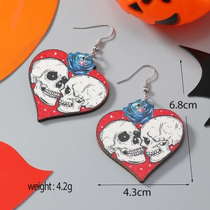Orecchini a cuore in legno Halloween con teschio e rosa, dettaglio misure altezza 6,8 cm