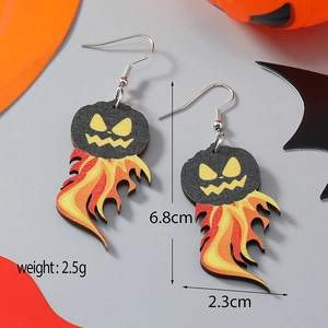 Dettaglio orecchini di zucca di Halloween con dimensioni 6,8 cm e design leggero da 2,5 g