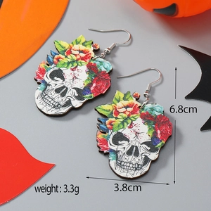 Dettaglio di orecchini a teschio di Halloween con fiori, misura 6,8 cm x 3,8 cm