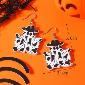 Dettaglio degli orecchini a fantasma di Halloween con stampa mucca e cappello da cowboy nero
