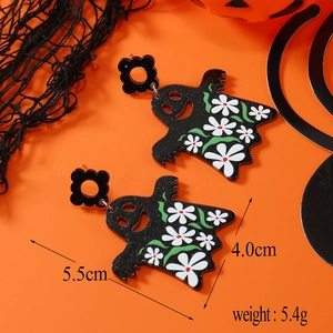 Détail des boucles d'oreilles fantômes en acrylique avec motifs marguerites et tailles