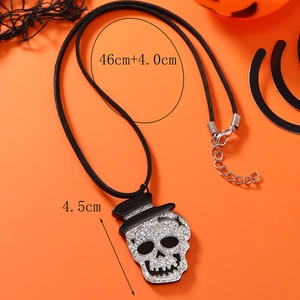 Detailansicht der Acryl-Totenkopf-Halskette mit Silberglitzer und 4,5 cm Größenmarkierung