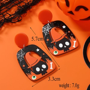 Vue détaillée des boucles d'oreilles Halloween en acrylique avec crâne et toile d'araignée