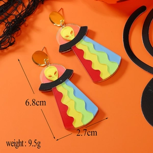 Détail de boucles d'oreilles alien en acrylique de 6,8cm et 9,5g sur fond orange vif