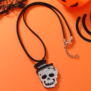 Makro-Detail der Halloween Acryl Totenkopf Kette mit Silberglitzer und Karabinerverschluss