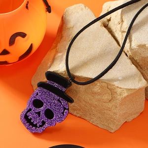 Vintage Halloween Totenkopf Halskette mit lila Glitzer und schwarzem Hut auf orangefarbenem Grund
