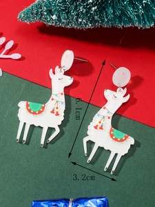 Detailed view of Christmas alpaca earrings with dimensions of 6.1 cm height and 3.2 cm width