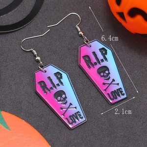 Makroaufnahme von Halloween-Sarg-Ohrringen mit R.I.P- und Totenkopf-Design in Pink-Verlauf
