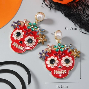 Λεπτομέρεια από σκουλαρίκια Calavera Halloween με κόκκινο σμάλτο και στρας λουλουδιών