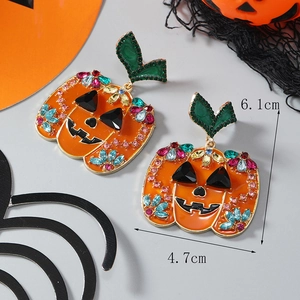 Λεπτομέρεια από σκουλαρίκια κολοκύθας Halloween με πολύχρωμα στρας και σμάλτο υψηλής ποιότητας