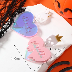 Pendientes de Halloween en acrílico con corazones irisados y calaveras rosa y púrpura