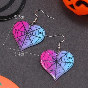 Detailansicht der 5,3 cm langen Halloween-Herzohrringe mit Spinnennetz und Spinnenmotiv