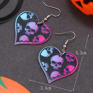 Detail von Halloween-Herzohrringen mit Farbverlauf-Totenkopfprint und 5,3 cm Größe