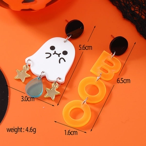 Detalle de los pendientes de fantasma y BOO de Halloween con medidas del producto