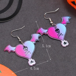 Detailansicht der Gothic Halloween Ohrringe mit Totenkopf und Fledermausflügeln 5.1cm