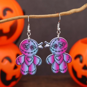 Halloween Voodoo-Puppe Ohrhänger mit pink-blauem Farbverlauf an einem Ast