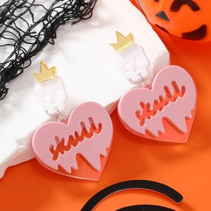 Pendientes de Halloween en acrílico con calaveras y corazones sobre fondo naranja