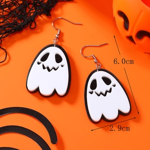 Dettaglio di orecchini a forma di fantasma in acrilico bianco e nero per Halloween