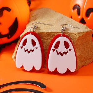 Orecchini a forma di fantasma di Halloween in acrilico rosso e bianco su sfondo arancio