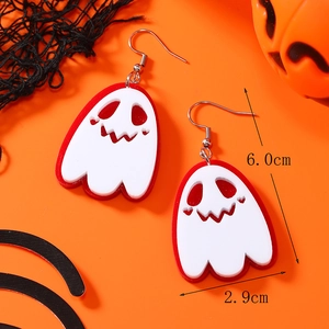 Dettaglio di orecchini a fantasma di Halloween in acrilico con misure di 6,0 cm in altezza e 2,9 cm