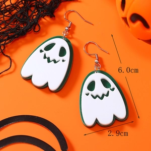 Orecchini di Halloween in acrilico a forma di fantasma su sfondo arancione vivace