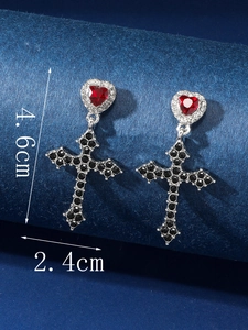 Dettaglio orecchini gotici con cuore e croce, pietre rosse e nere, lunghi 4,6 cm