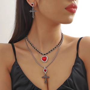 Set gioielli gotici con collane a strati e orecchini a cuore rosso e croce nera decorata