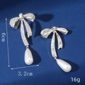 Detail der Maße von silbernen Strass-Schleifenohrringen mit Tropfenperlenanhängern