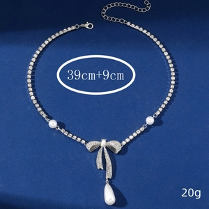 Silberne Strass-Schleifen-Halskette mit eleganter Perle und Karabinerverschluss Detail