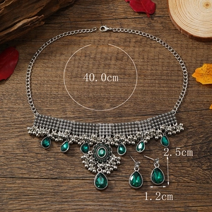 Bohemian Schmuckset mit grünen Edelsteinen und Quasten-Halskette in Vintage-Silber-Optik