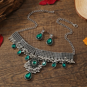 Boho-Schmuckset aus Silber mit smaragdgrünen Steinen und Quasten-Details