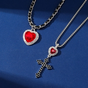 Set di collane gotiche con cuore e croce, cristalli rossi e catena in pelle intrecciata