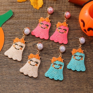 Pendientes de fantasma para Halloween con cuentas en colores rosa, blanco y azul