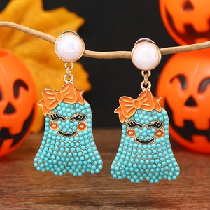 Detalle de pendientes de fantasma con cuentas verde menta y acentos de perlas blancas