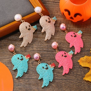 Pendientes de fantasmas de Halloween con dijes Boo y perlas de colores para mujeres