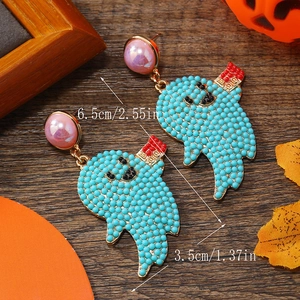 Detalle de pendientes de fantasma de cuentas para Halloween con letras BOO