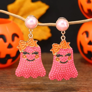 Pendientes de fantasma rosa hechos a mano con lazo naranja en una rama de otoño