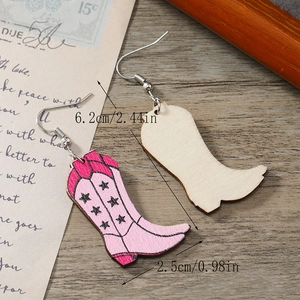 Détail des boucles d'oreilles bottes de cowboy roses avec étoiles noires et mesures