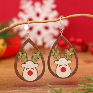 Detalle de pendientes de madera cortados con láser con motivos de renos navideños
